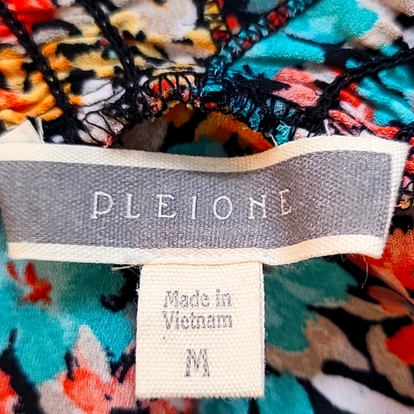 Pleione Colorful Flowers Top, Short Sleeves, V-neck in the Back, Size Medium - Picture 9 of 10